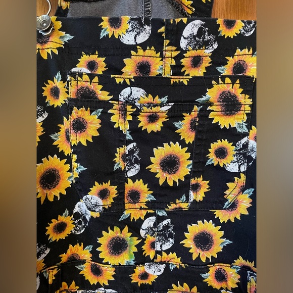 HT denim shortall skull and sunflower print size XL w/ pockets & frayed hem - Picture 4 of 7
